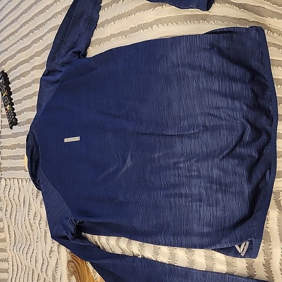Reebok top with thumb holes size s - Picture 2 of 6